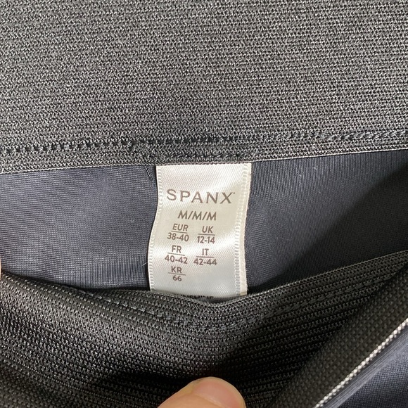 Spanx pocketed stretchy slacks trousers women’s medium black EUC - Picture 2 of 6